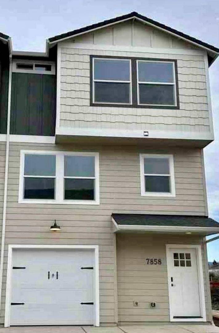 Apartment for rent at 7858 28th St, White City, OR 97503