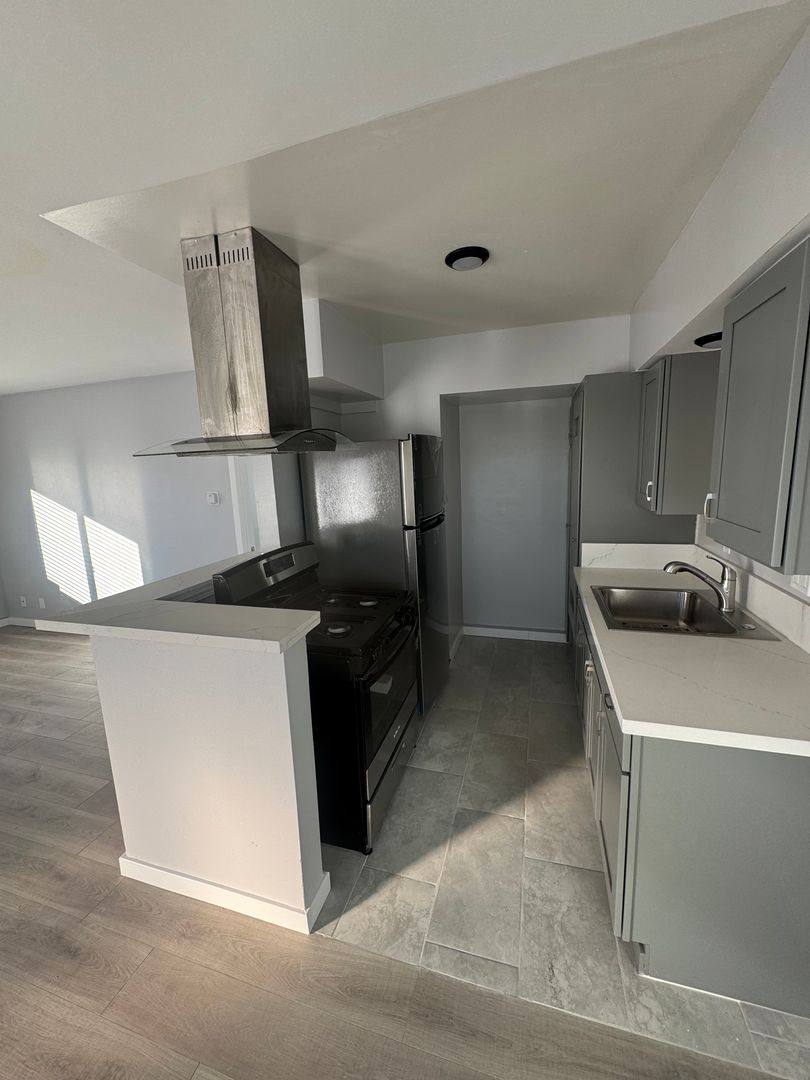Apartment for rent at 218 Chicago Ave, Huntington Beach, CA 92648