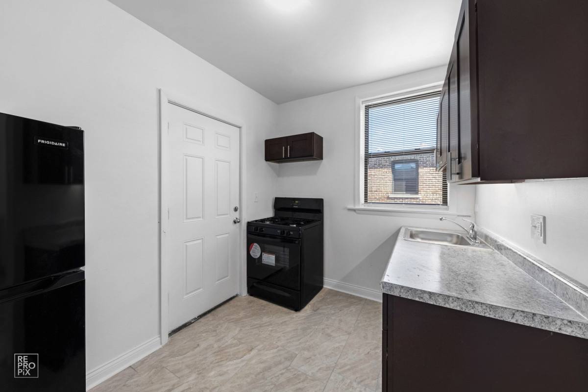 Apartment for rent at 7655-7657 S E End, Chicago, IL 60649