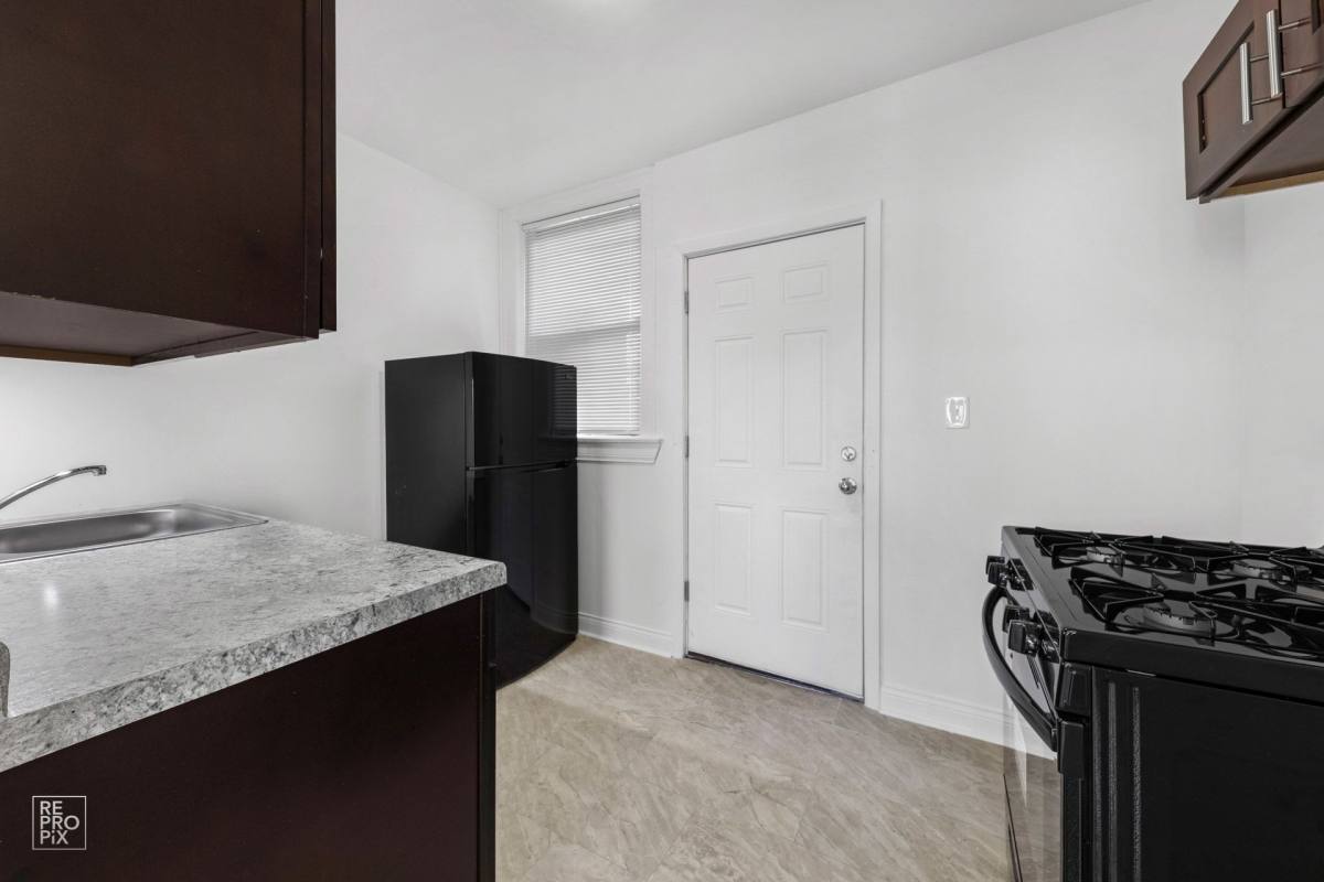 Apartment for rent at 7655-7657 S E End, Chicago, IL 60649