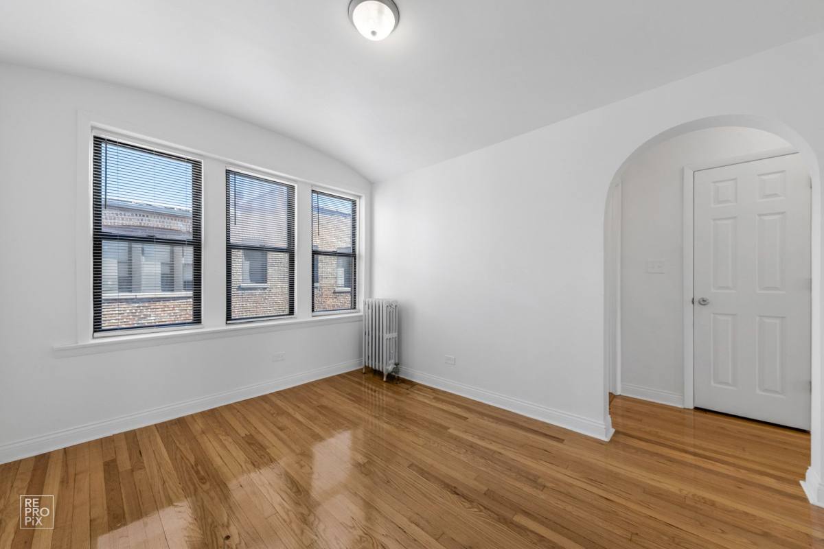 Apartment for rent at 7655-7657 S E End, Chicago, IL 60649
