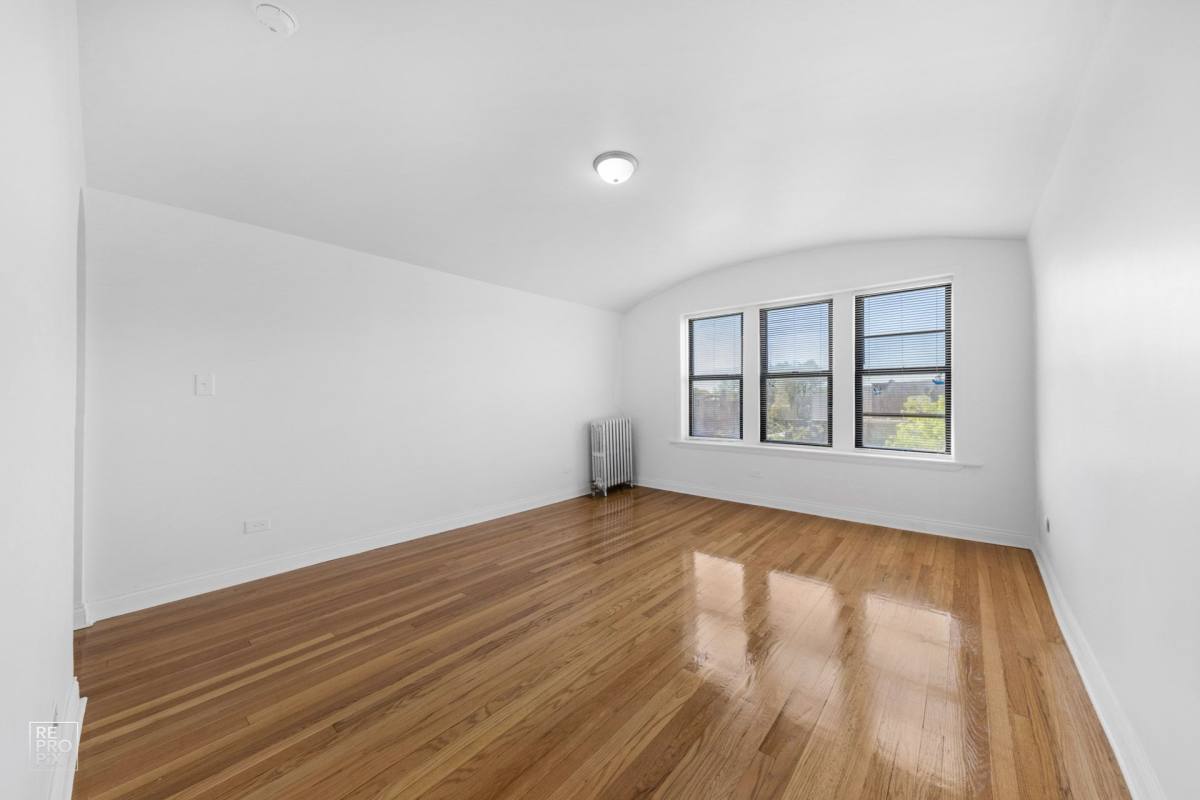 Apartment for rent at 7655-7657 S E End, Chicago, IL 60649