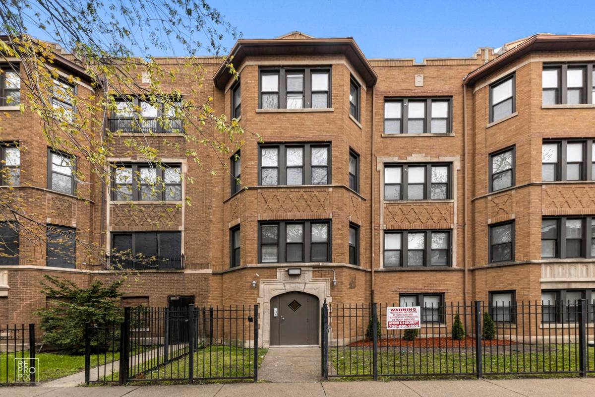 Apartment for rent at 7655-7657 S E End, Chicago, IL 60649