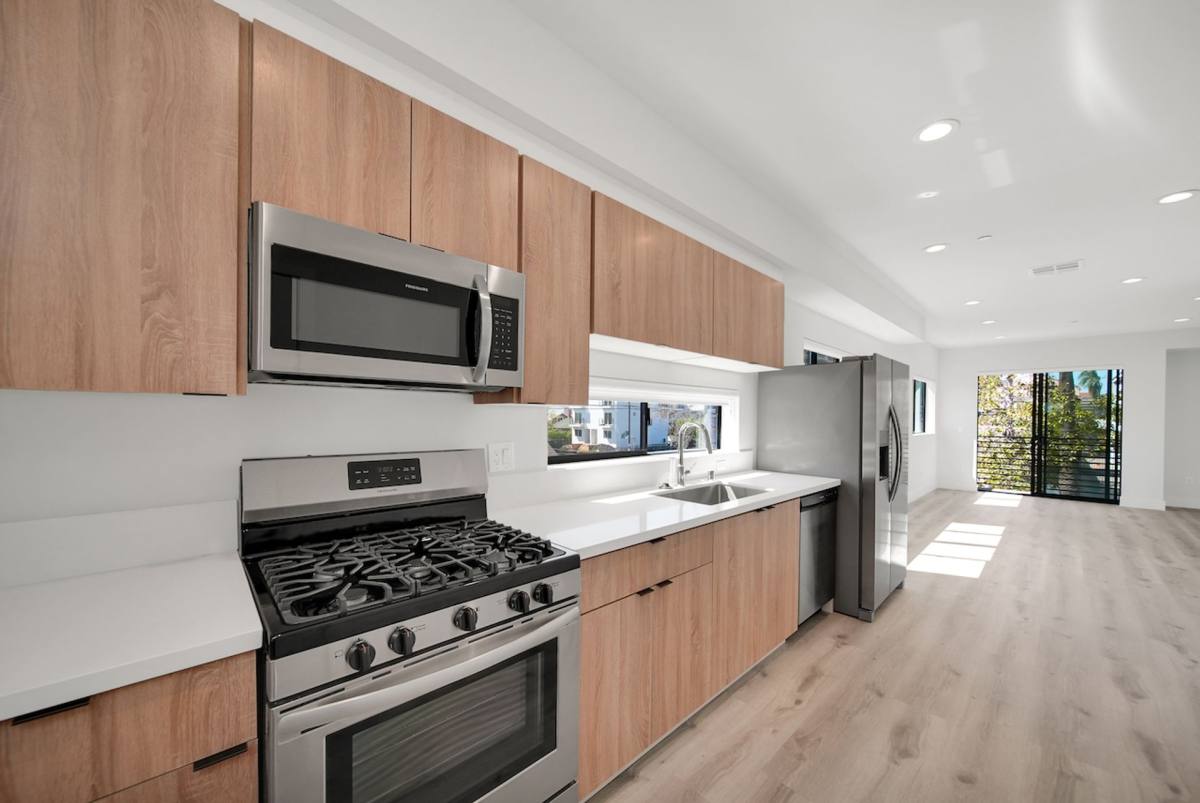 Apartment for rent at 406-408 1 2 N Kenmore Ave, Los Angeles, CA 90004