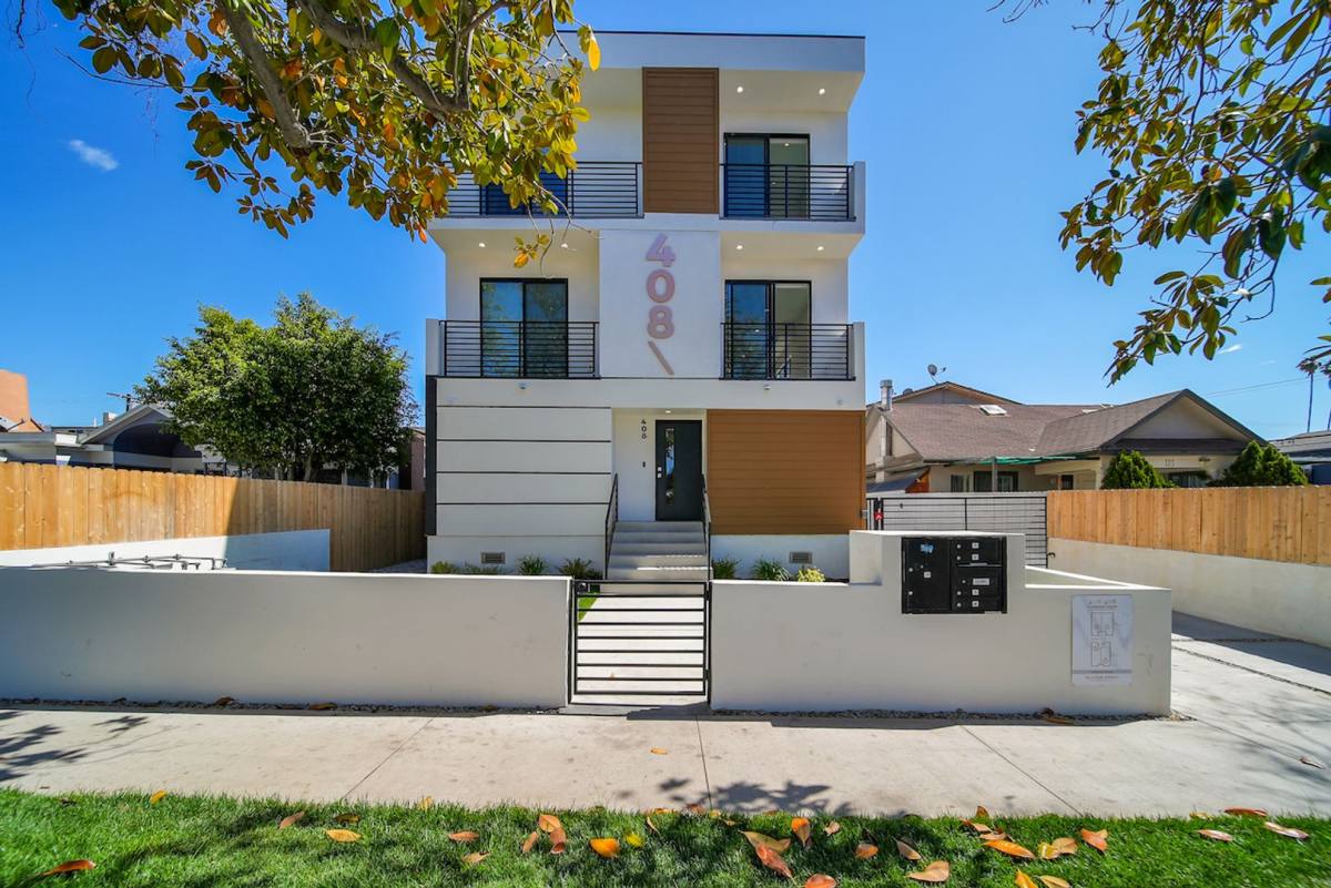 Apartment for rent at 406-408 1 2 N Kenmore Ave, Los Angeles, CA 90004