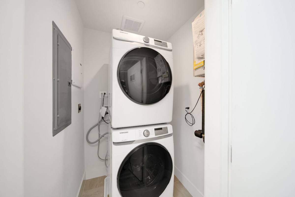 Apartment for rent at 406-408 1 2 N Kenmore Ave, Los Angeles, CA 90004