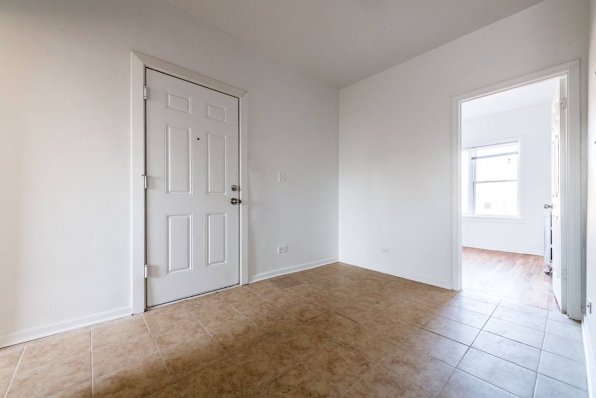 Apartment for rent at 400-402 S Kilbourn Ave, Chicago, IL 60624