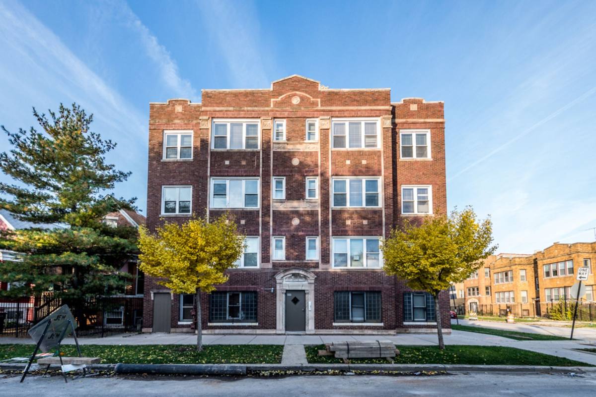Apartment for rent at 400-402 S Kilbourn Ave, Chicago, IL 60624