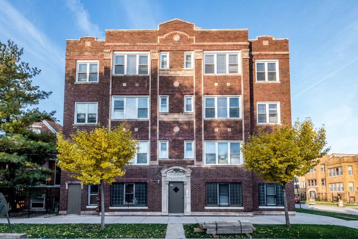 Apartment for rent at 400-402 S Kilbourn Ave, Chicago, IL 60624