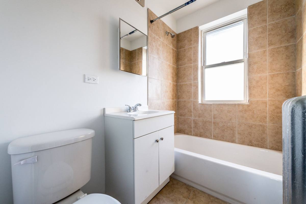 Apartment for rent at 400-402 S Kilbourn Ave, Chicago, IL 60624