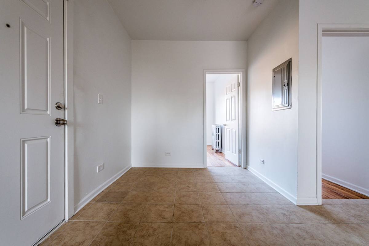 Apartment for rent at 400-402 S Kilbourn Ave, Chicago, IL 60624
