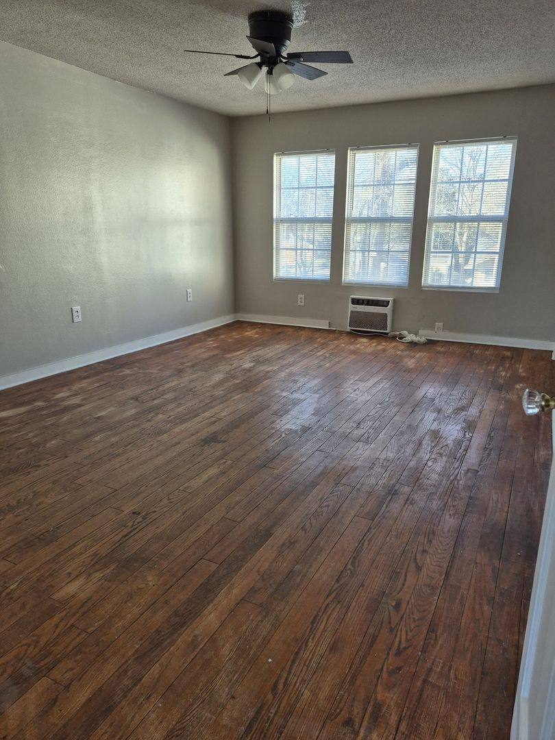 Apartment for rent at 425 W Tennessee St, Florence, AL 35630
