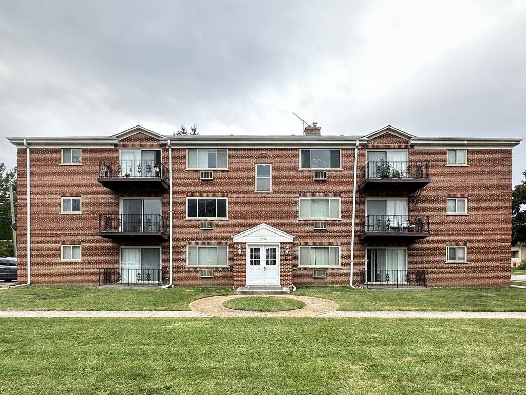 Apartment for rent at 1639 639 Oakwood #D201, Des Plaines, IL 60016