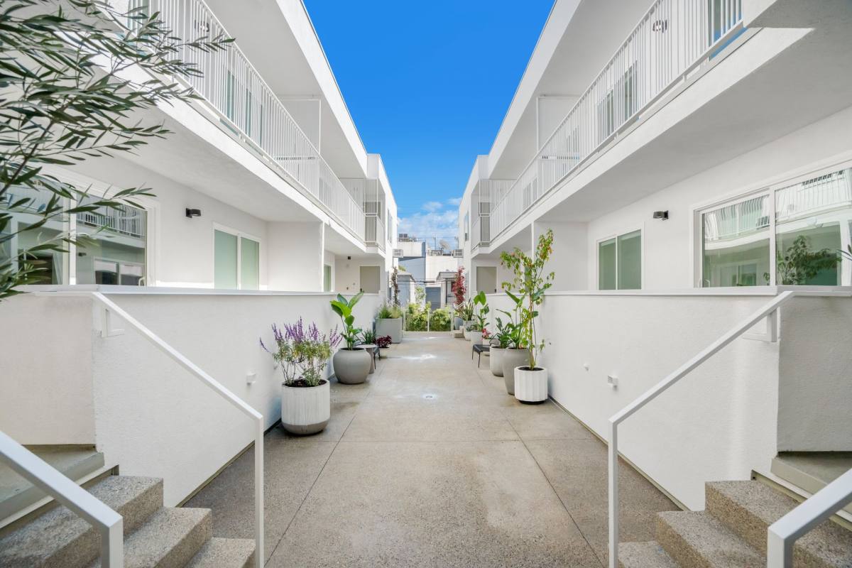 Apartment for rent at 1422 Tamarind Ave, Los Angeles, CA 90028