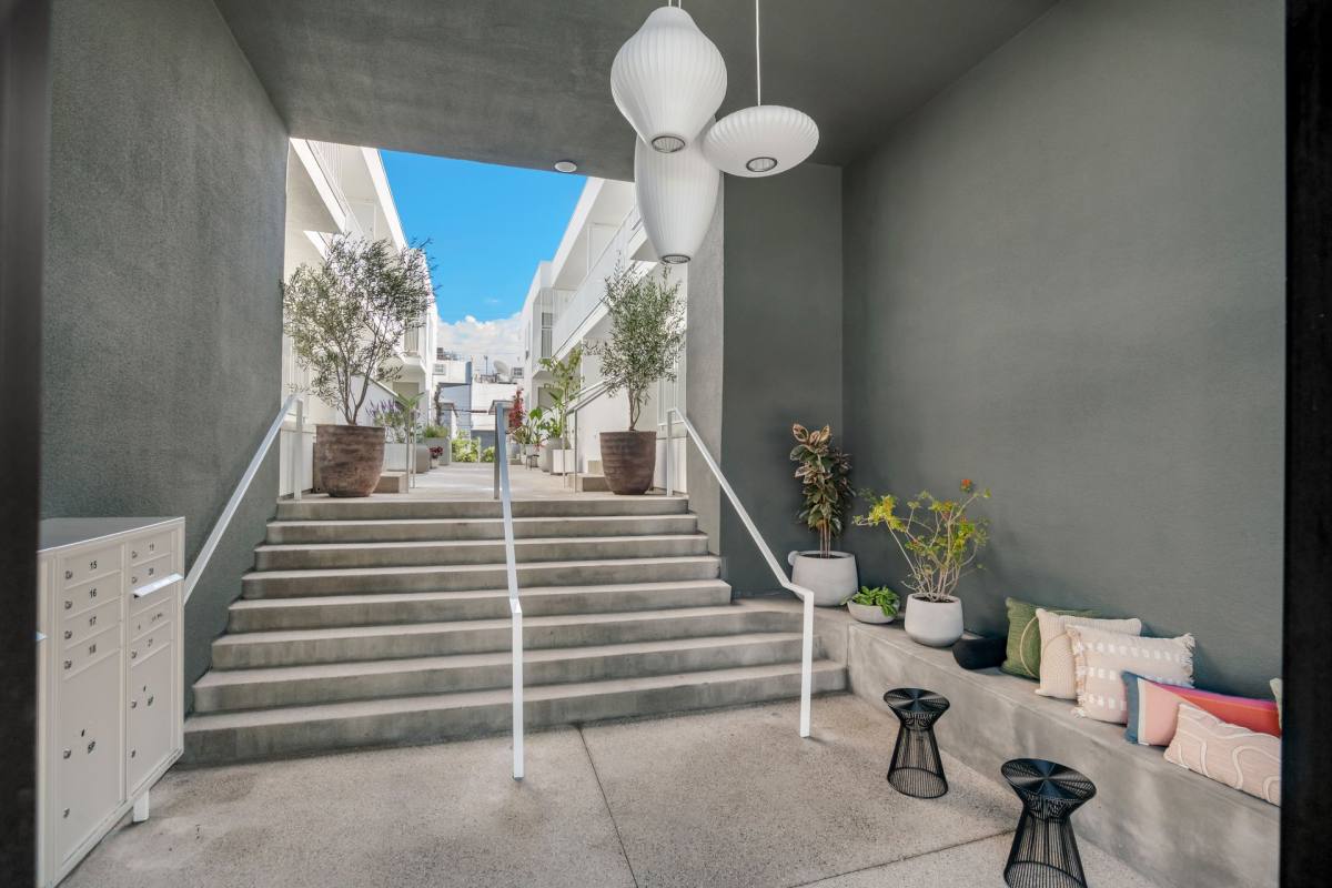 Apartment for rent at 1422 Tamarind Ave, Los Angeles, CA 90028