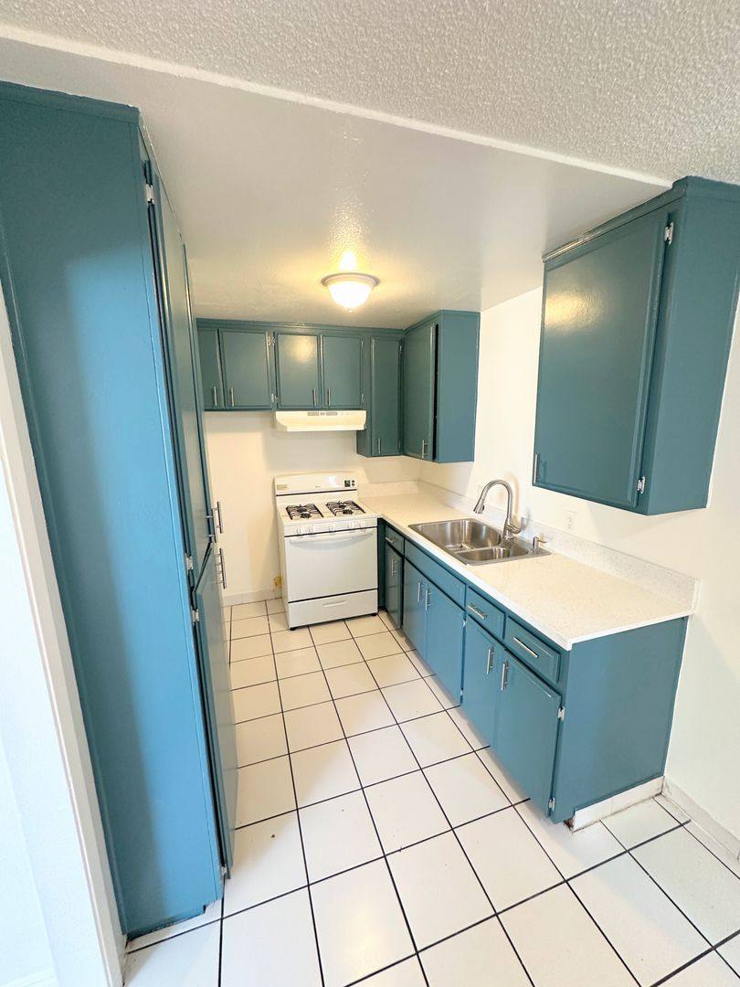 Apartment for rent at 11620 Sylvan St, North Hollywood, CA 91606