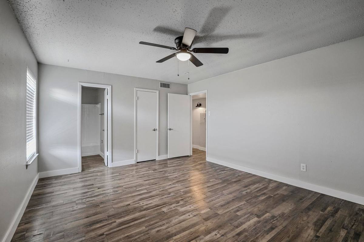Apartment for rent at 2121 Handley Dr, Fort Worth, TX 76112