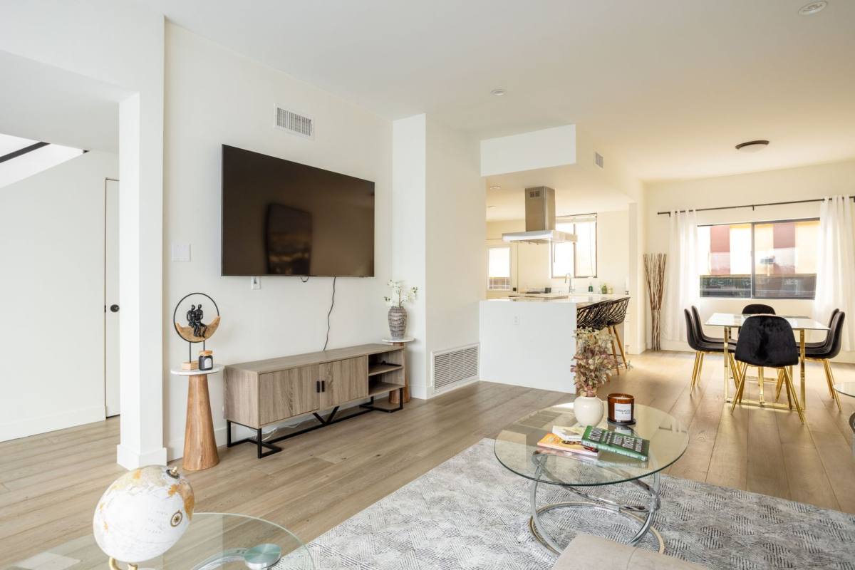 Townhouse for rent at 1823 N Fuller Ave, Los Angeles, CA 90046