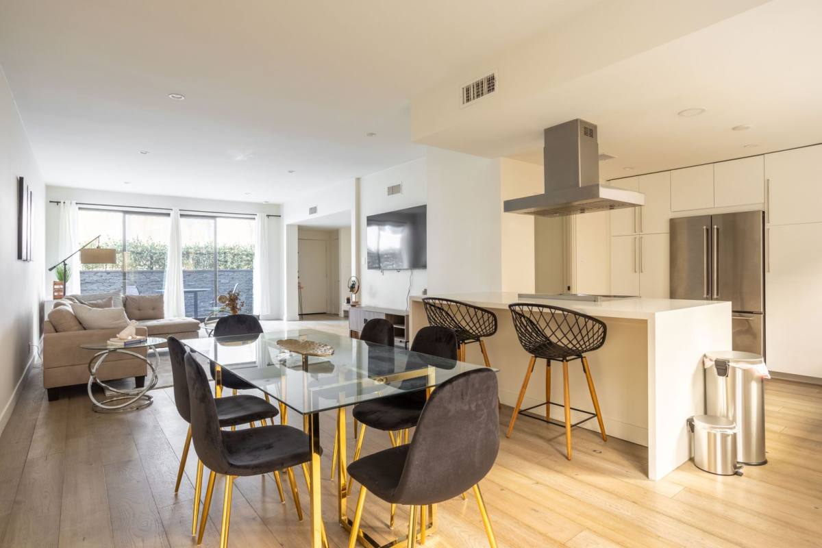 Townhouse for rent at 1823 N Fuller Ave, Los Angeles, CA 90046