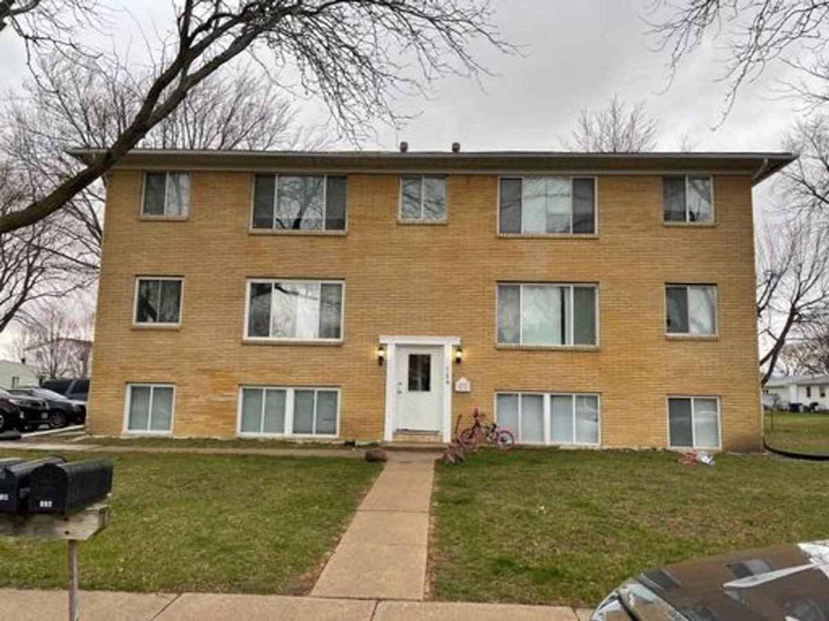 Apartment for rent at 728 W Donahue St, Eldridge, IA 52748