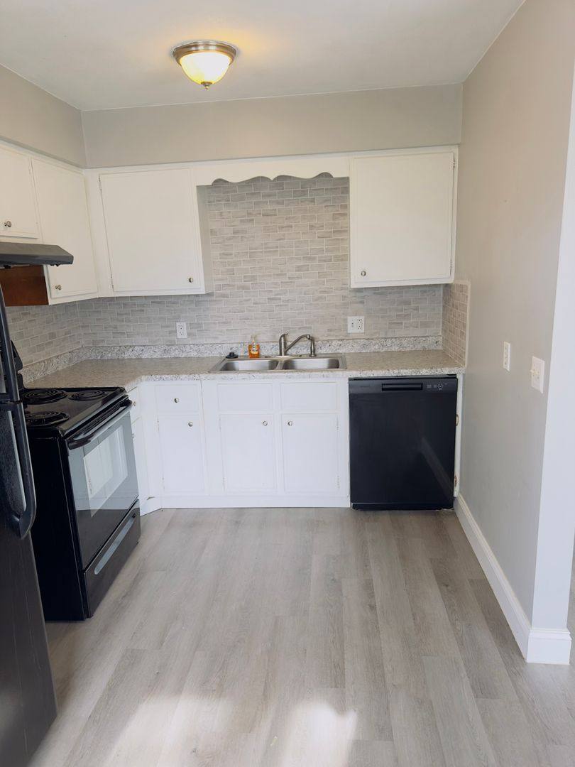 Apartment for rent at 728 W Donahue St, Eldridge, IA 52748