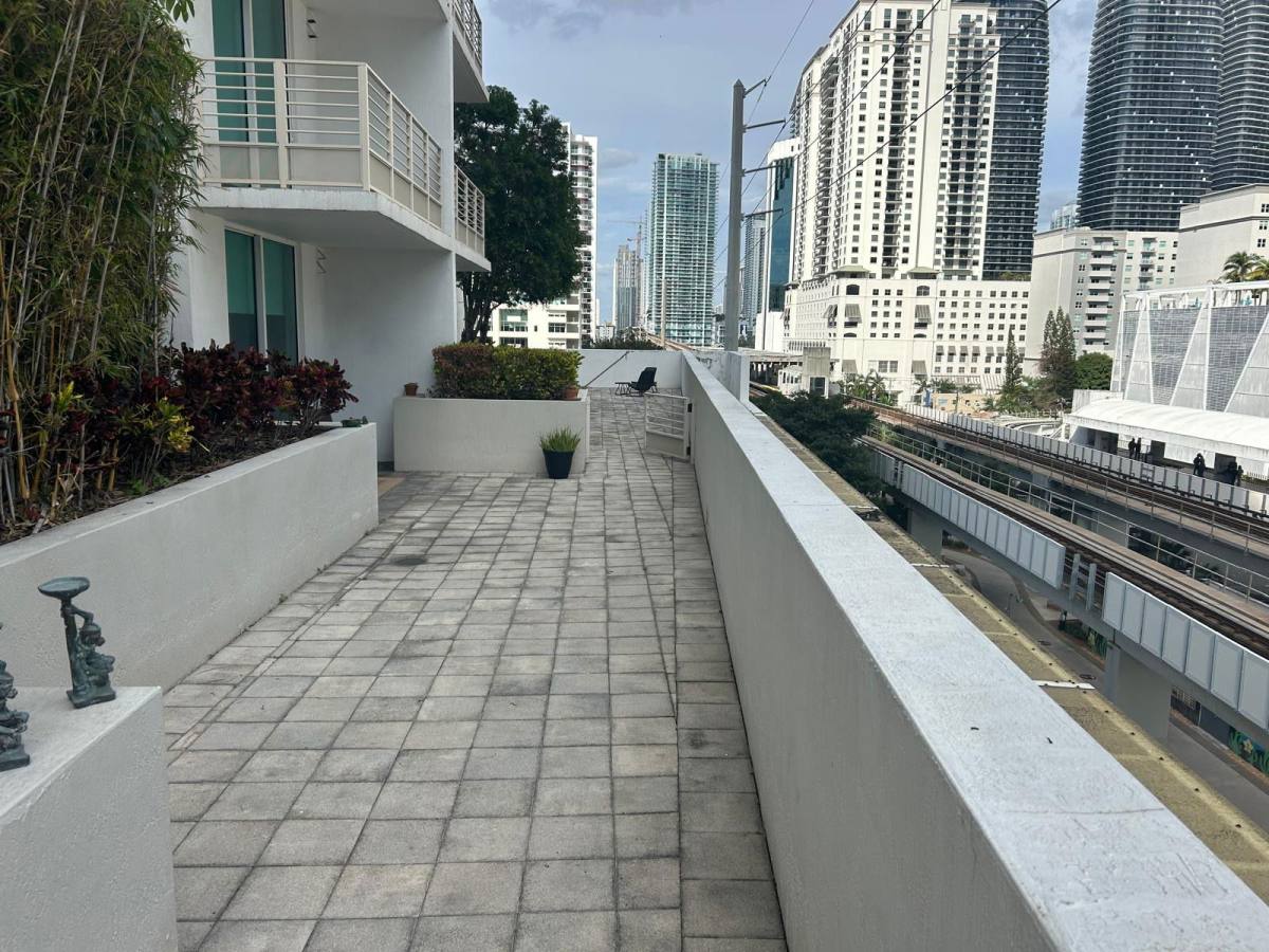 Apartment for rent at 110 SW 12th St #604, Miami, FL 33130
