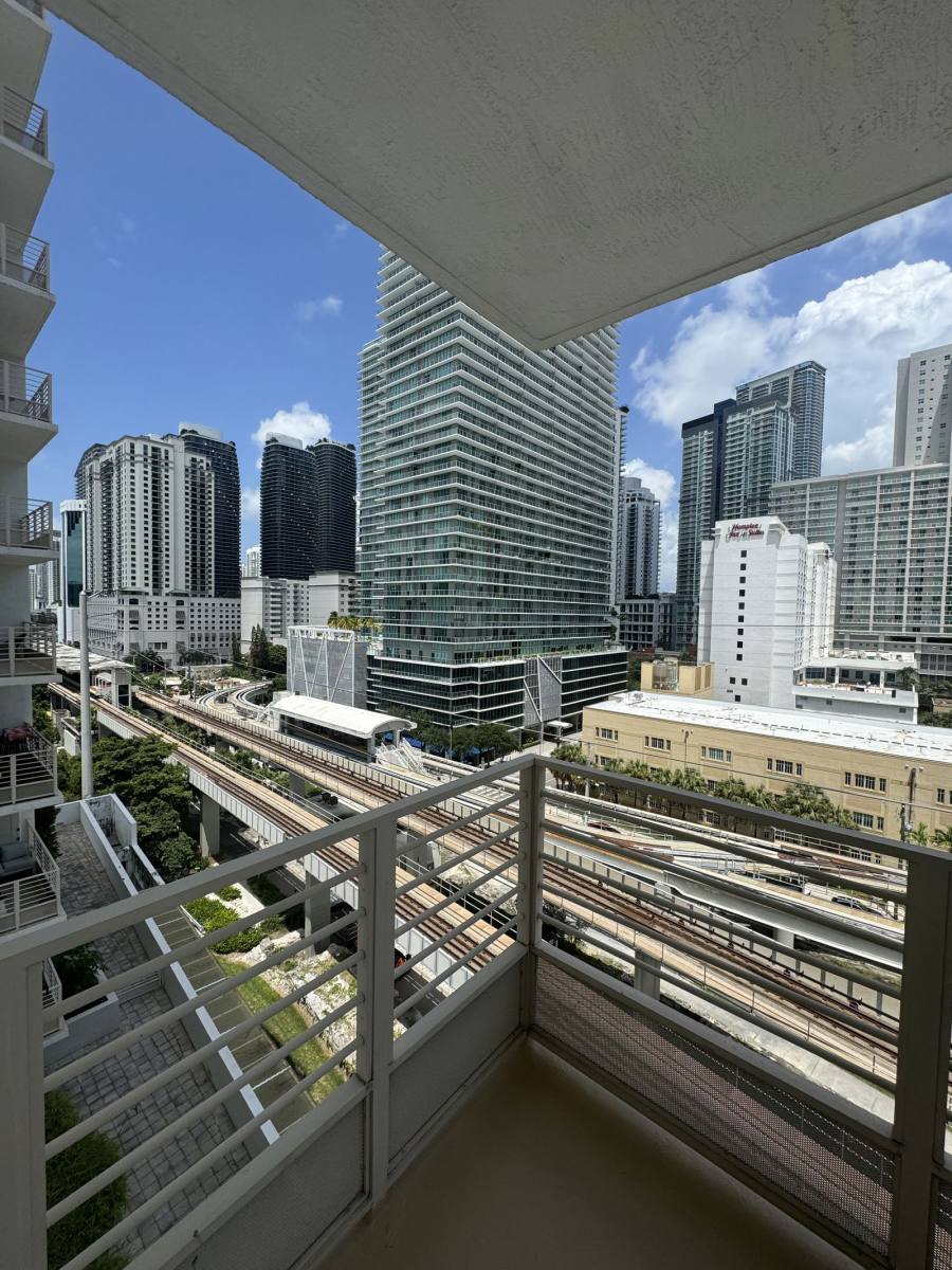 Apartment for rent at 110 SW 12th St #1006, Miami, FL 33130