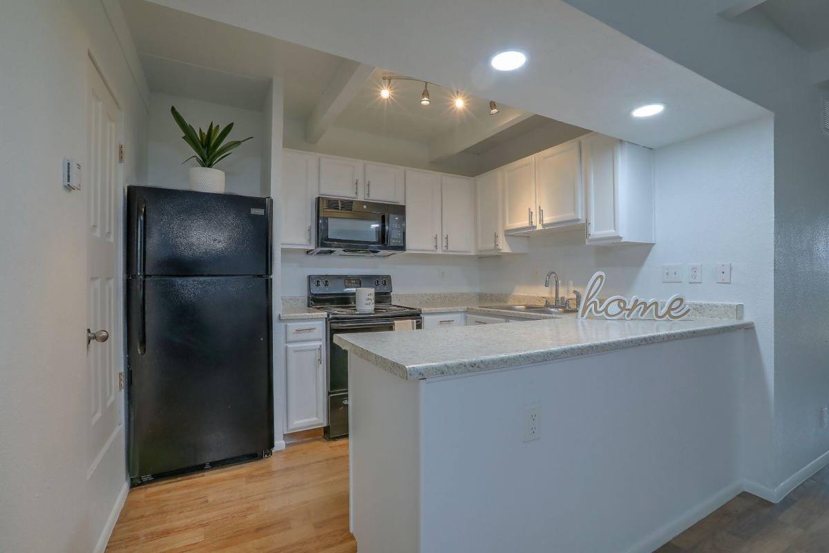 The Valencia, 1020 Valencia Dr SE, Albuquerque, NM 87108 - Apartment For Rent - Image 1