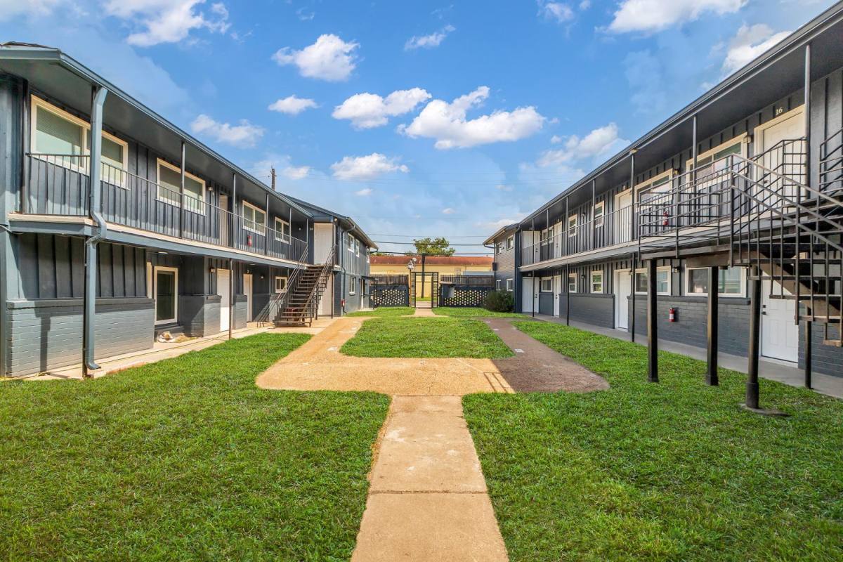 Apartment for rent at The Yellowstone, 4706 Yellowstone Blvd, Houston, TX 77021