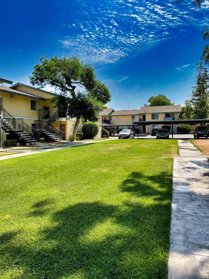 Apartment for rent at 5325 E Kings Canyon Rd, Fresno, CA 93727