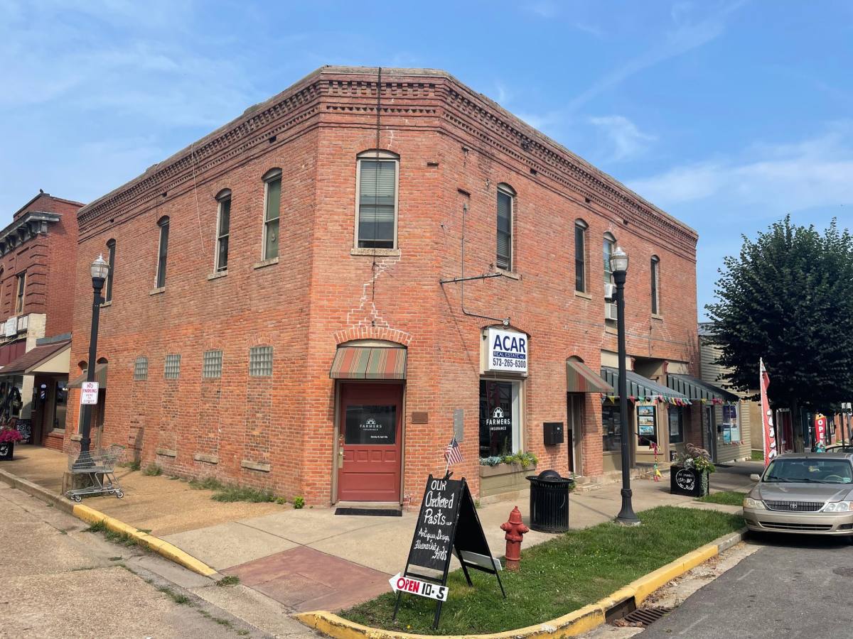 Apartment for rent at 101 N Jefferson St, Saint James, MO 65559