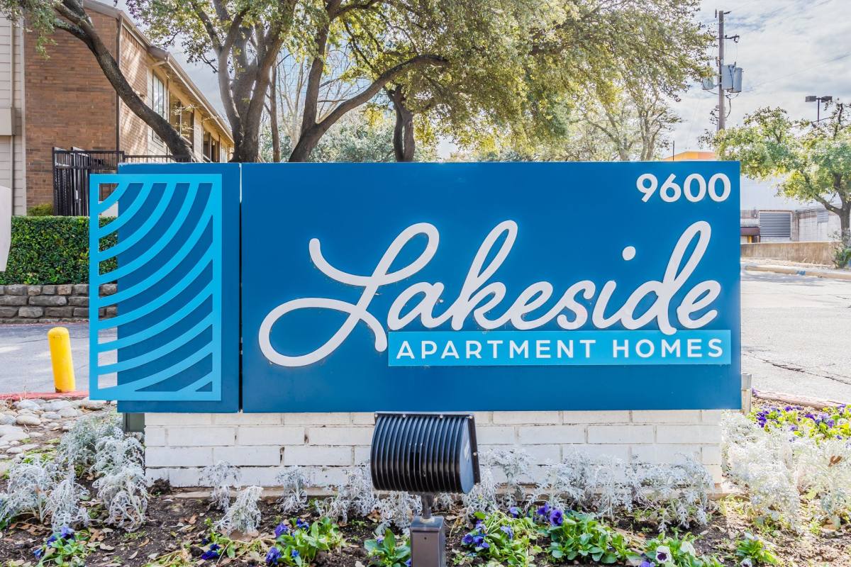 Apartment for rent at 9600 Golf Lakes Trail, Dallas, TX 75231