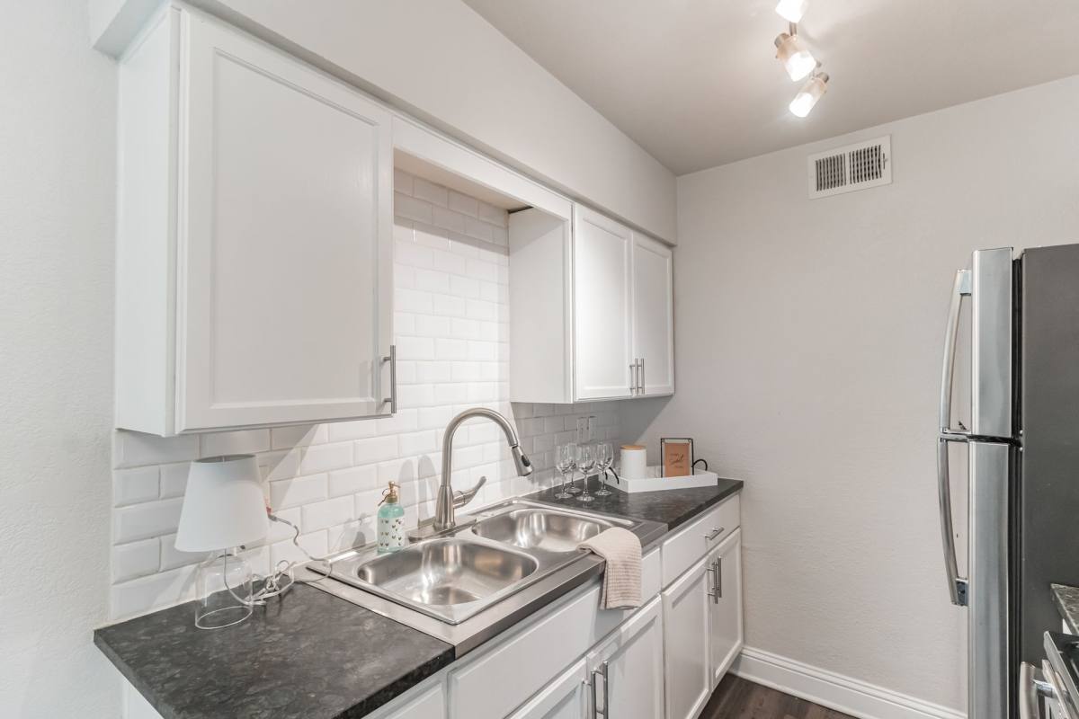 Apartment for rent at 929 N Marsalis Ave, Dallas, TX 75203