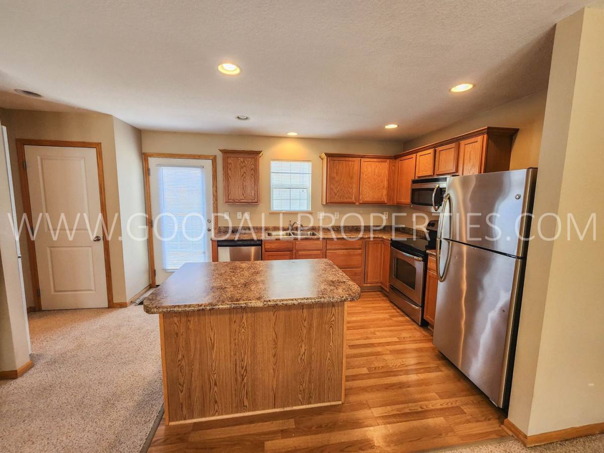 Townhouse for rent at 4304 153rd Place, Urbandale, IA 50323