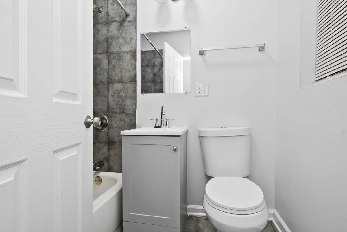 Apartment for rent at 7525-33 S Kingston Ave, Chicago, IL 60649