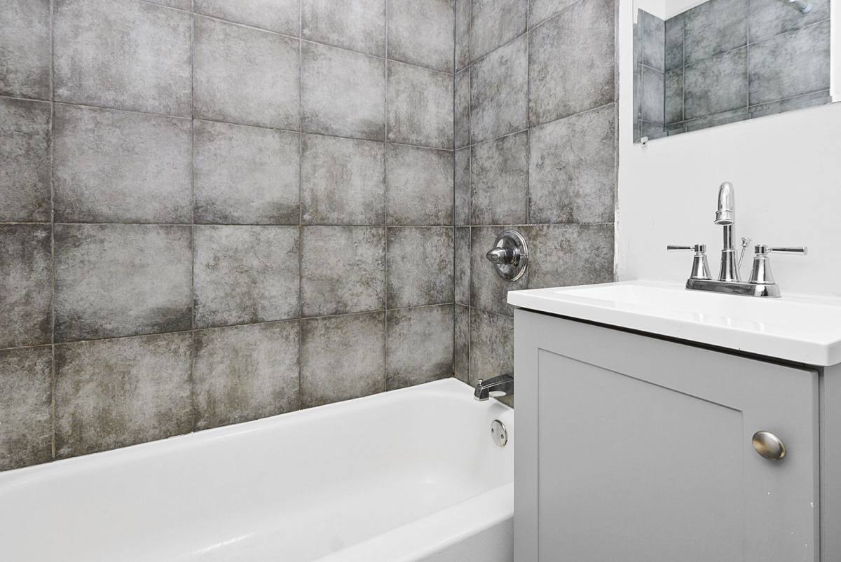 Apartment for rent at 7525-33 S Kingston Ave, Chicago, IL 60649