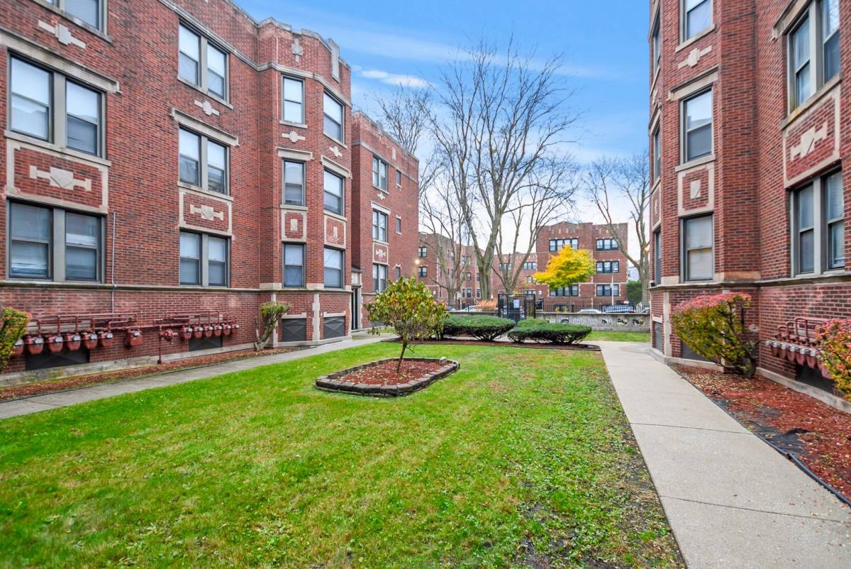 Apartment for rent at 7525-33 S Kingston Ave, Chicago, IL 60649