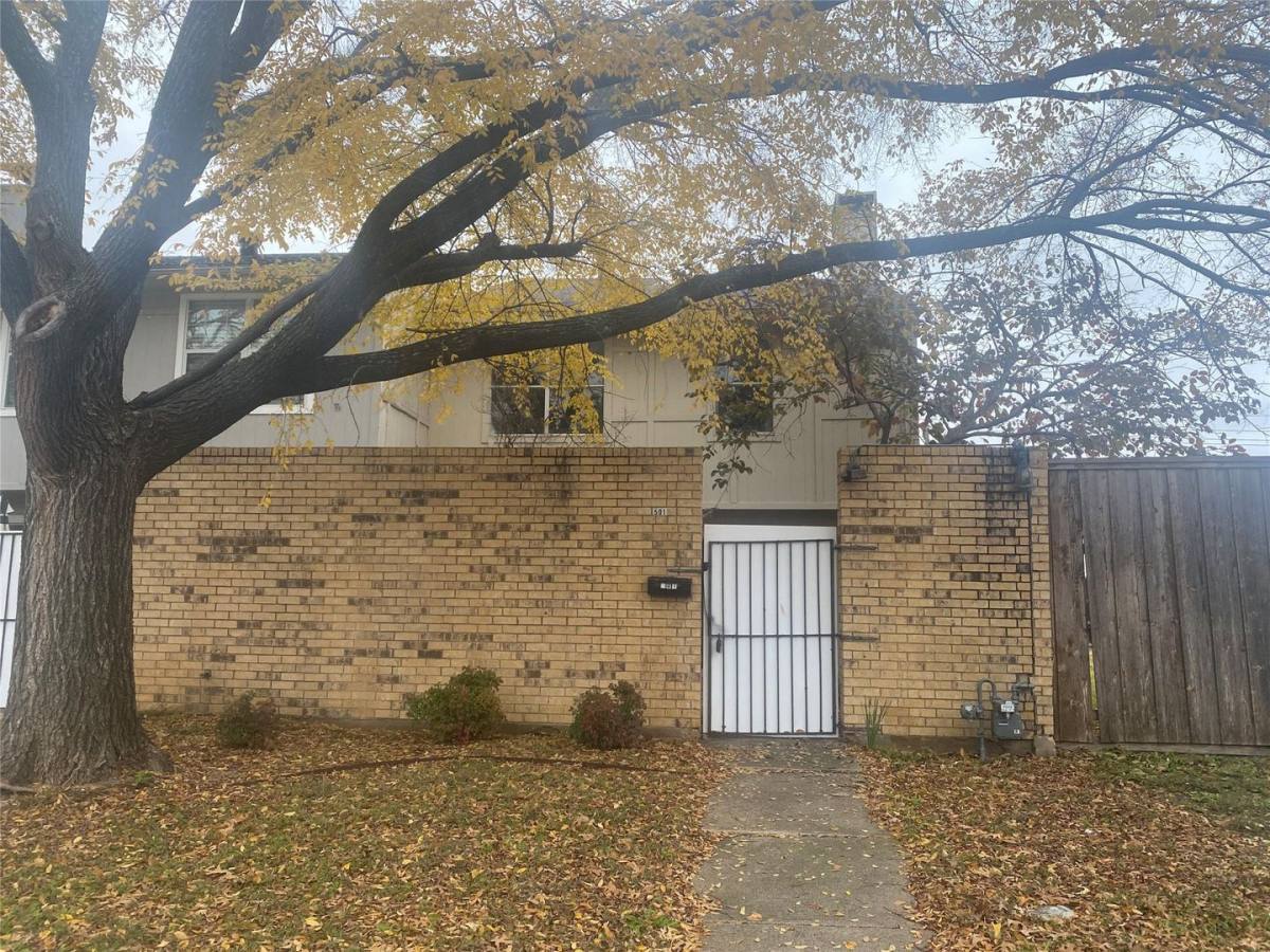 Townhouse for rent at 501 Towne House Lane, Richardson, TX 75081