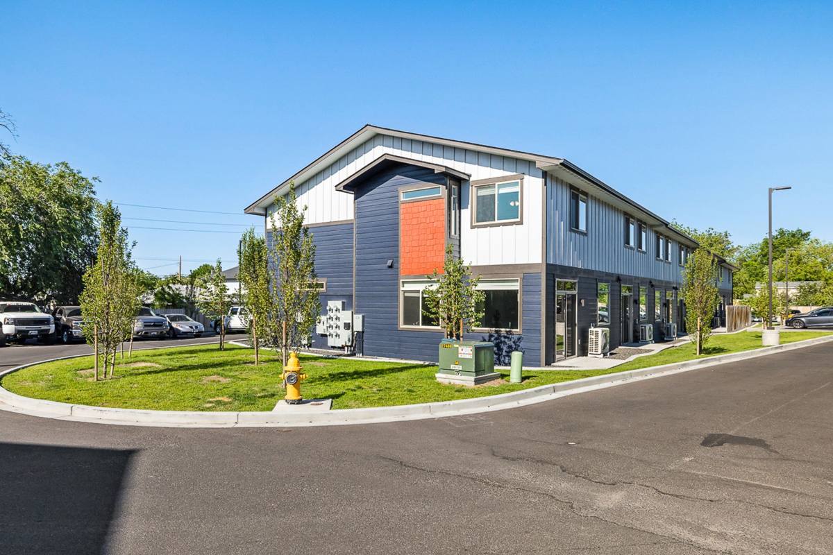 Townhouse for rent at 911 W Entiat Ave, Kennewick, WA 99336