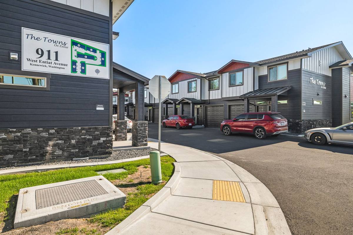 Townhouse for rent at 911 W Entiat Ave, Kennewick, WA 99336