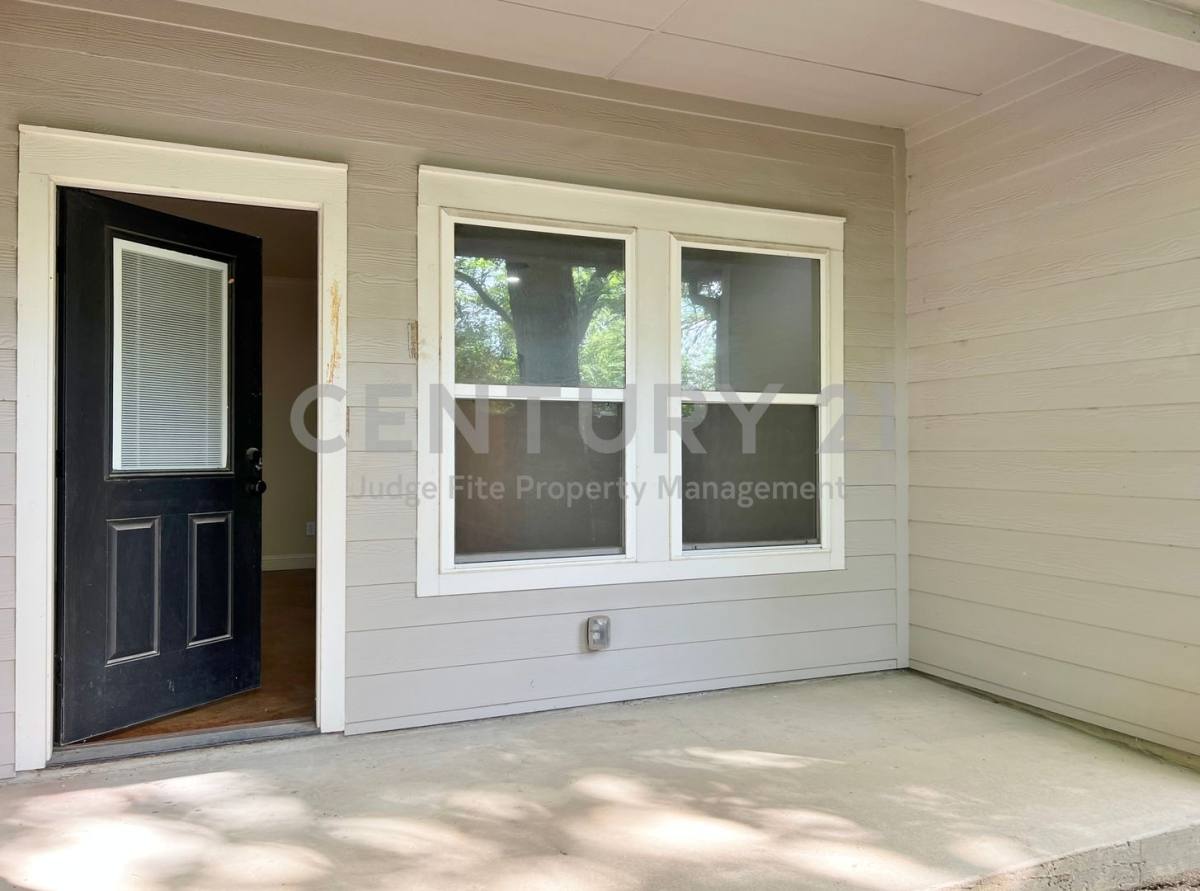 Townhouse for rent at 1312 W Jefferson St, Waxahachie, TX 75165