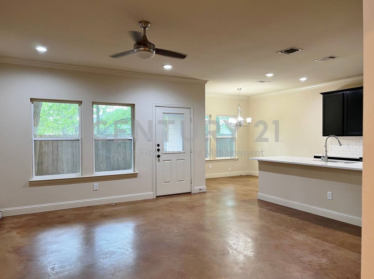 Townhouse for rent at 1312 W Jefferson St, Waxahachie, TX 75165