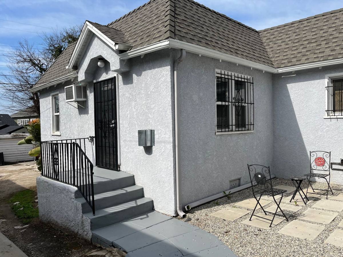Apartment for rent at 3926 W 28th St, Los Angeles, CA 90018