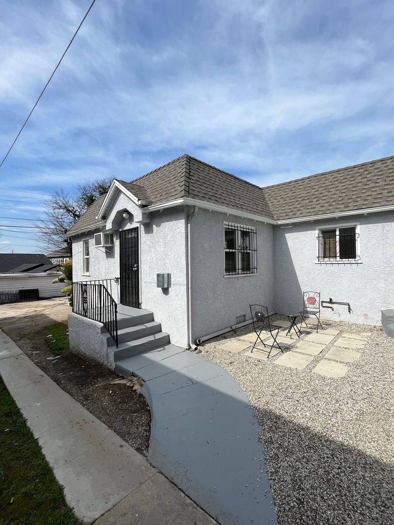 Apartment for rent at 3926 W 28th St, Los Angeles, CA 90018