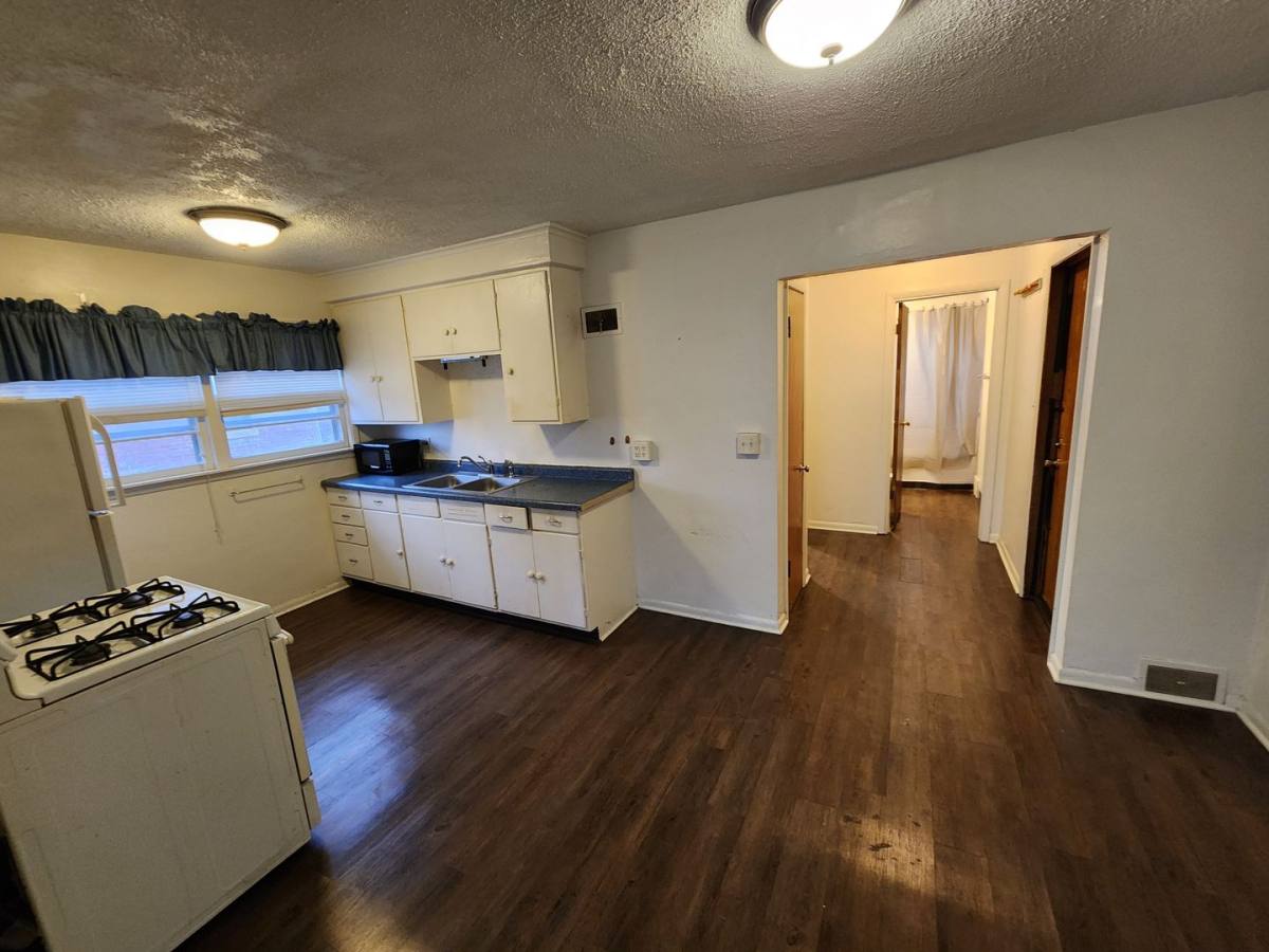 Apartment for rent at 1324 E 10th St, Davenport, IA 52803