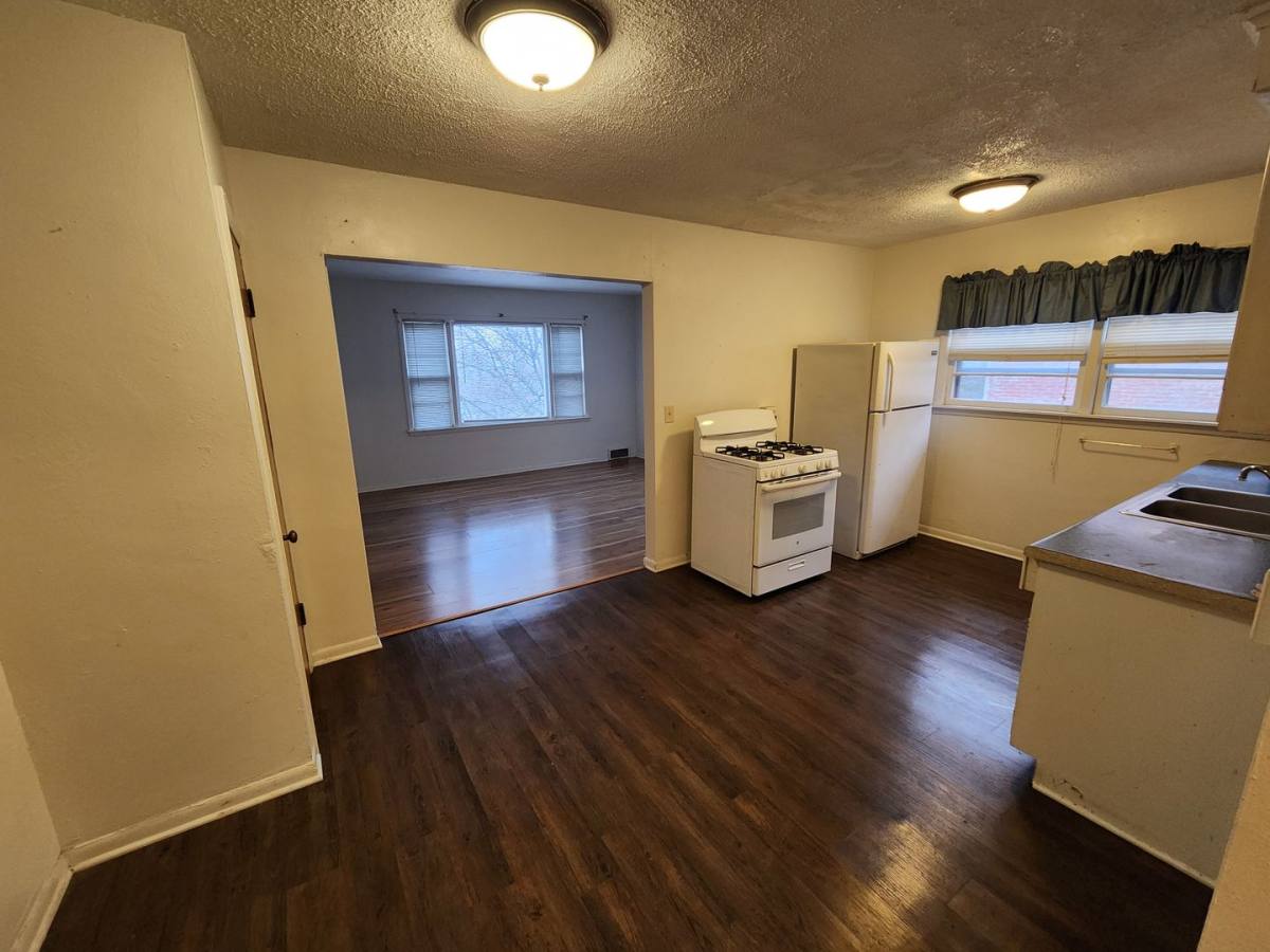 Apartment for rent at 1324 E 10th St, Davenport, IA 52803