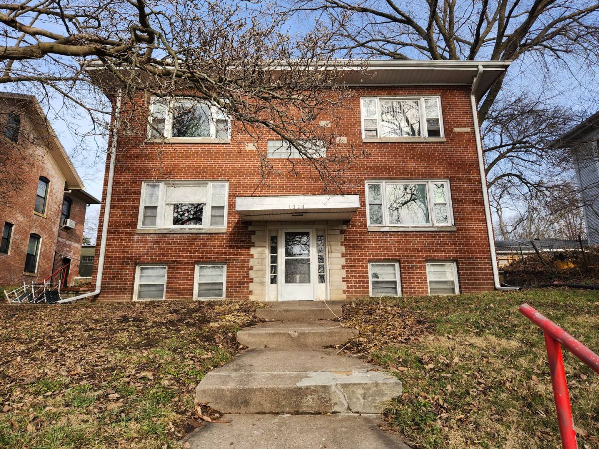 Apartment for rent at 1324 E 10th St, Davenport, IA 52803