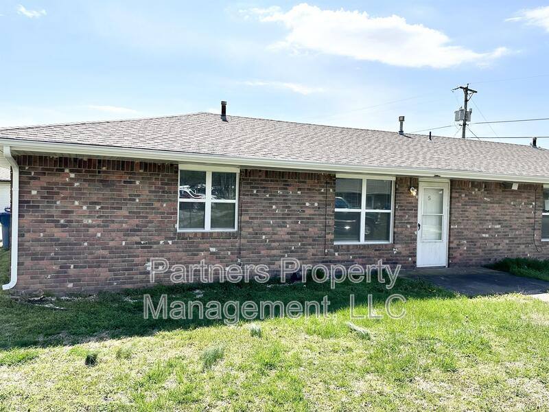 Apartment for rent at 101 Pine Ave #5, Gentry, AR 72734
