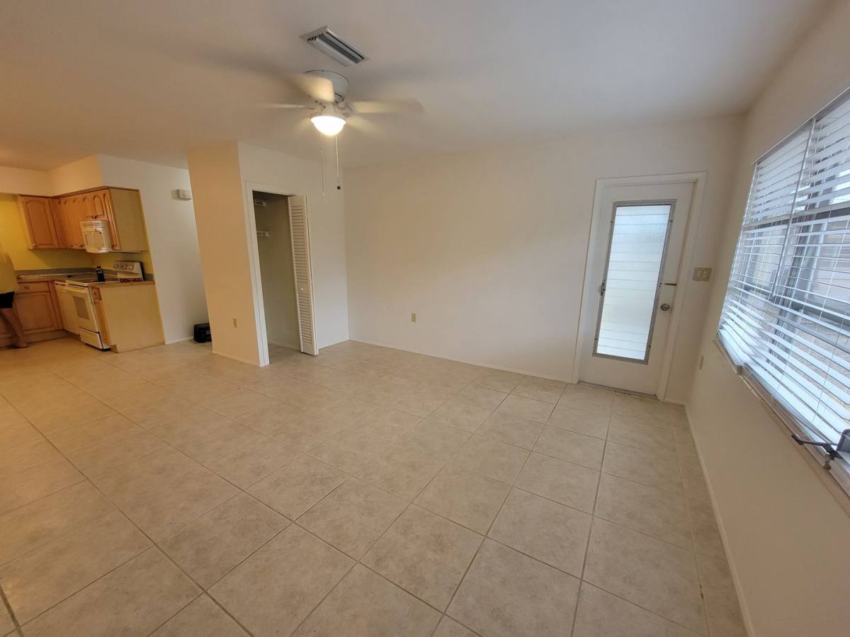 Apartment for rent at 513 Manatee Court, Venice, FL 34285