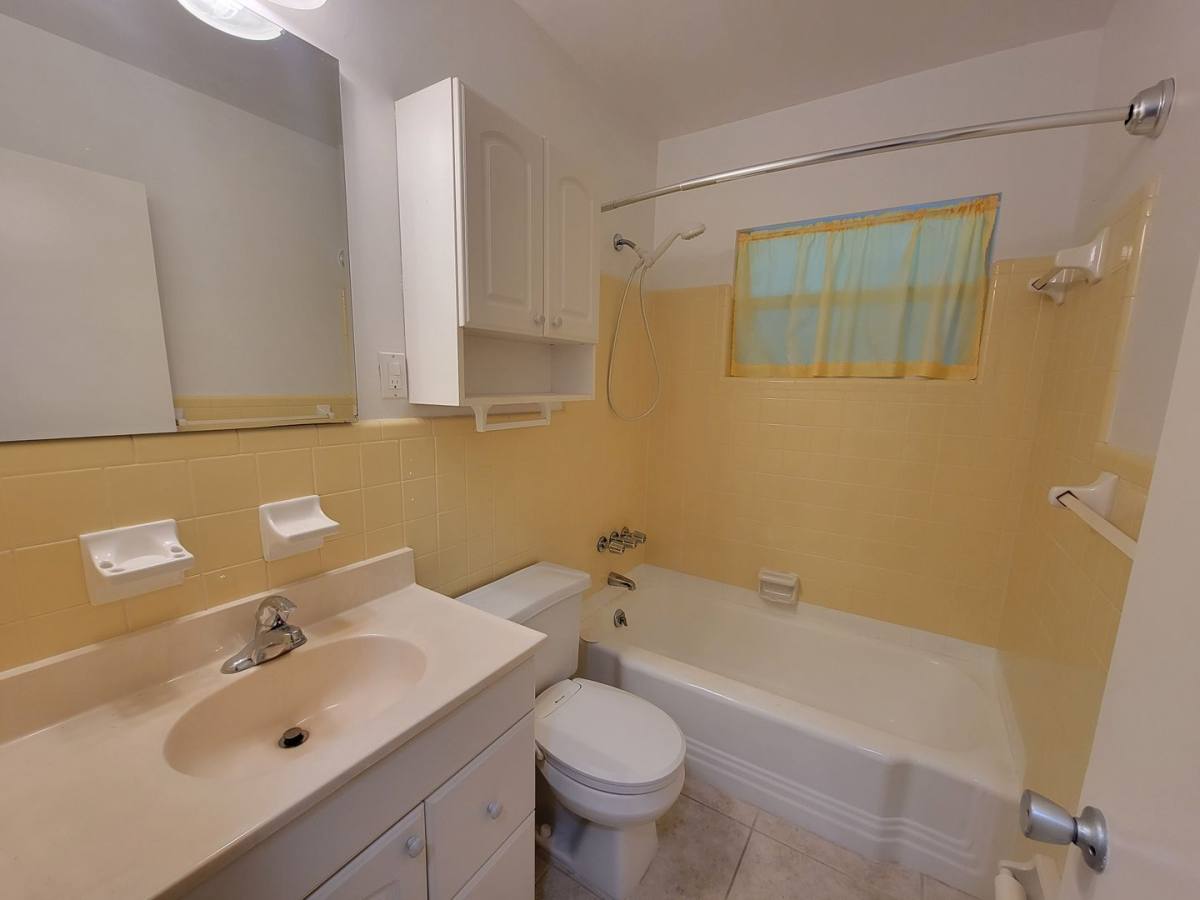 Apartment for rent at 513 Manatee Court, Venice, FL 34285